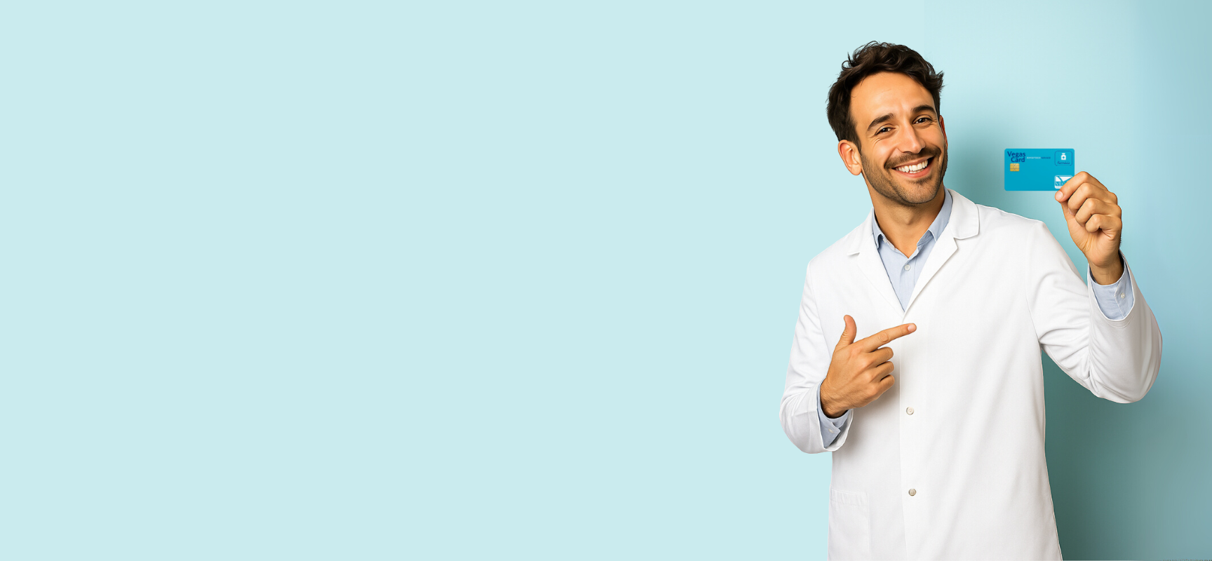 Pessoa sorrindo segurando cartão